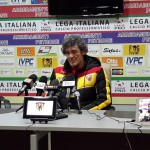 Benevento, Auteri: “A Messina 3 punti preziosi. Flusso anomalo di scommesse? Mi viene da piangere. Sul mercato se cambi molto significa che hai sbagliato in estate”