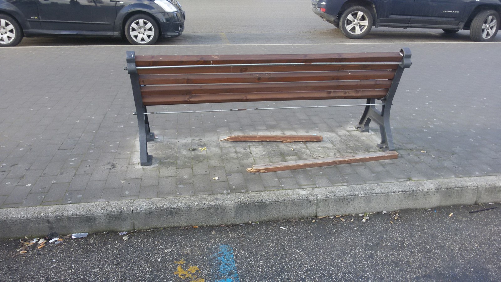 Piazza Risorgimento: vandali danneggiano una panchina