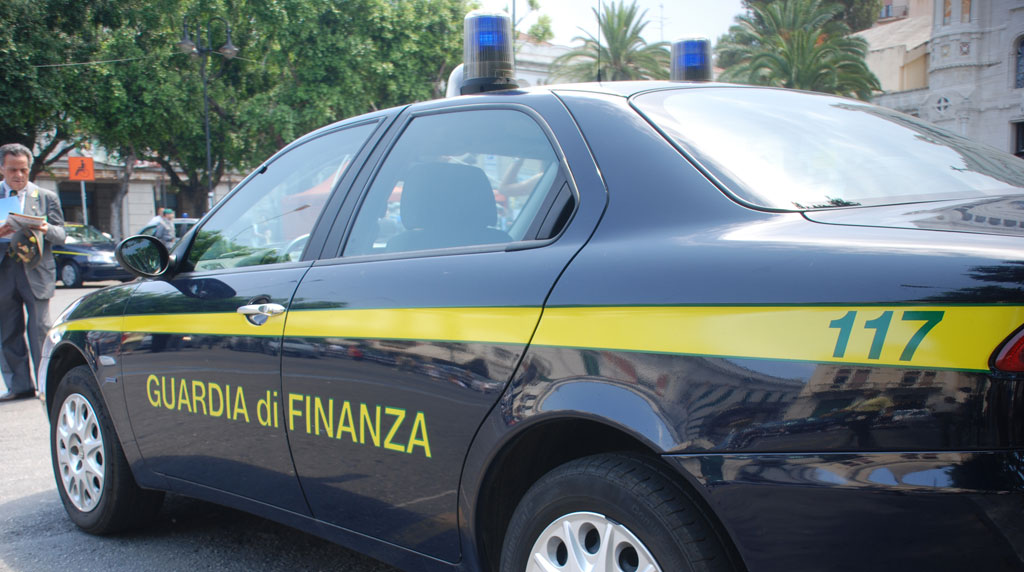 Blitz della Finanza sull’Appia, sequestrato un chilo di marijuana