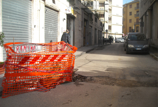 Buca blocca il commercio a via San Gaetano: la denuncia