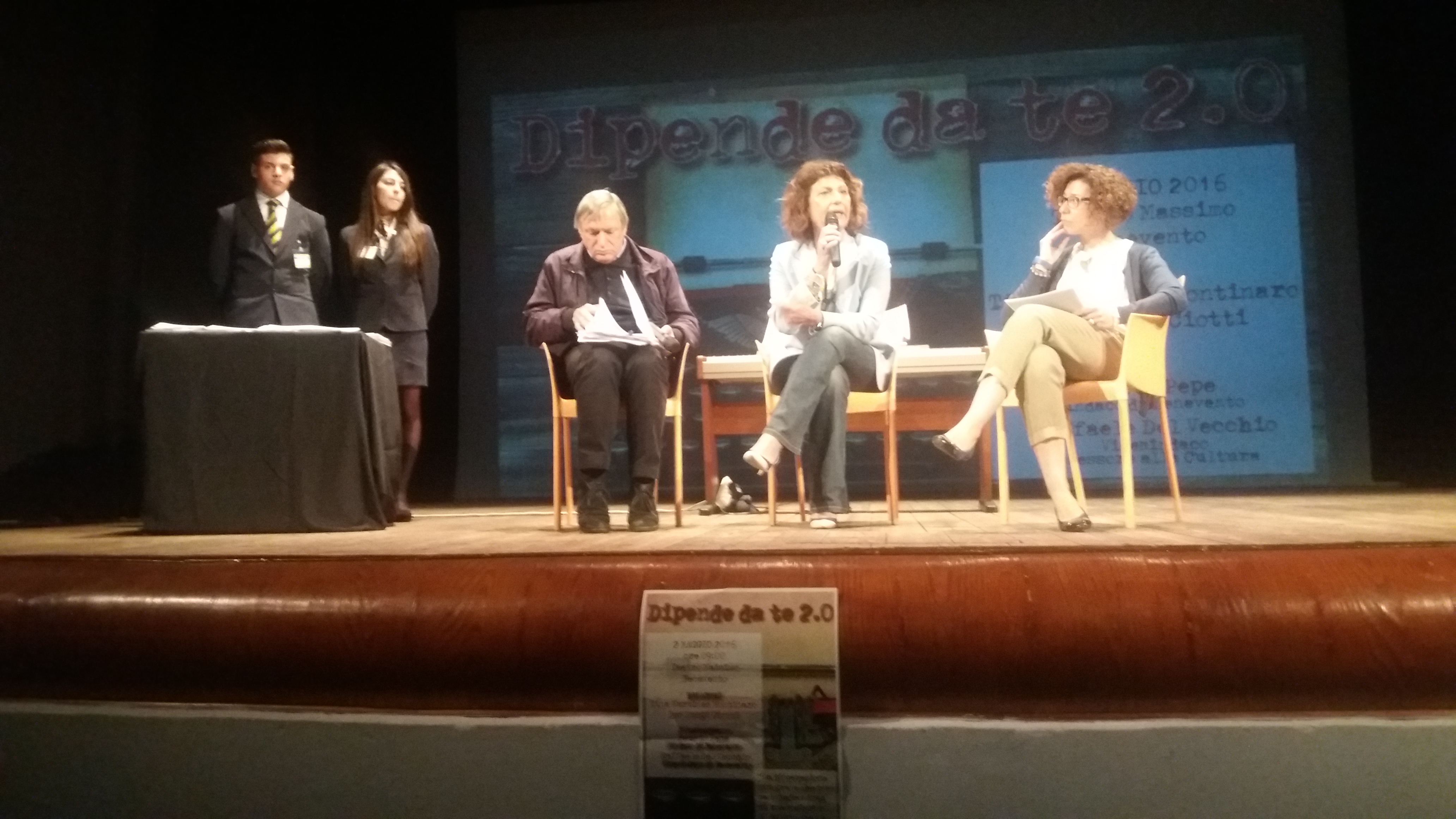 Don Luigi Ciotti e  Tina Montinaro a colloquio con gli studenti