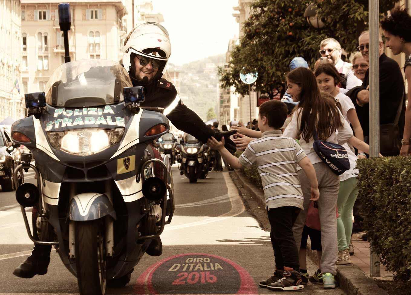 Giro: Gigi e Ross premiano due poliziotti stradali beneventani