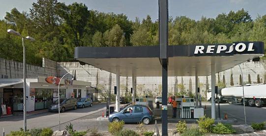 Rapina al distributore Repsol: picchiato il gestore