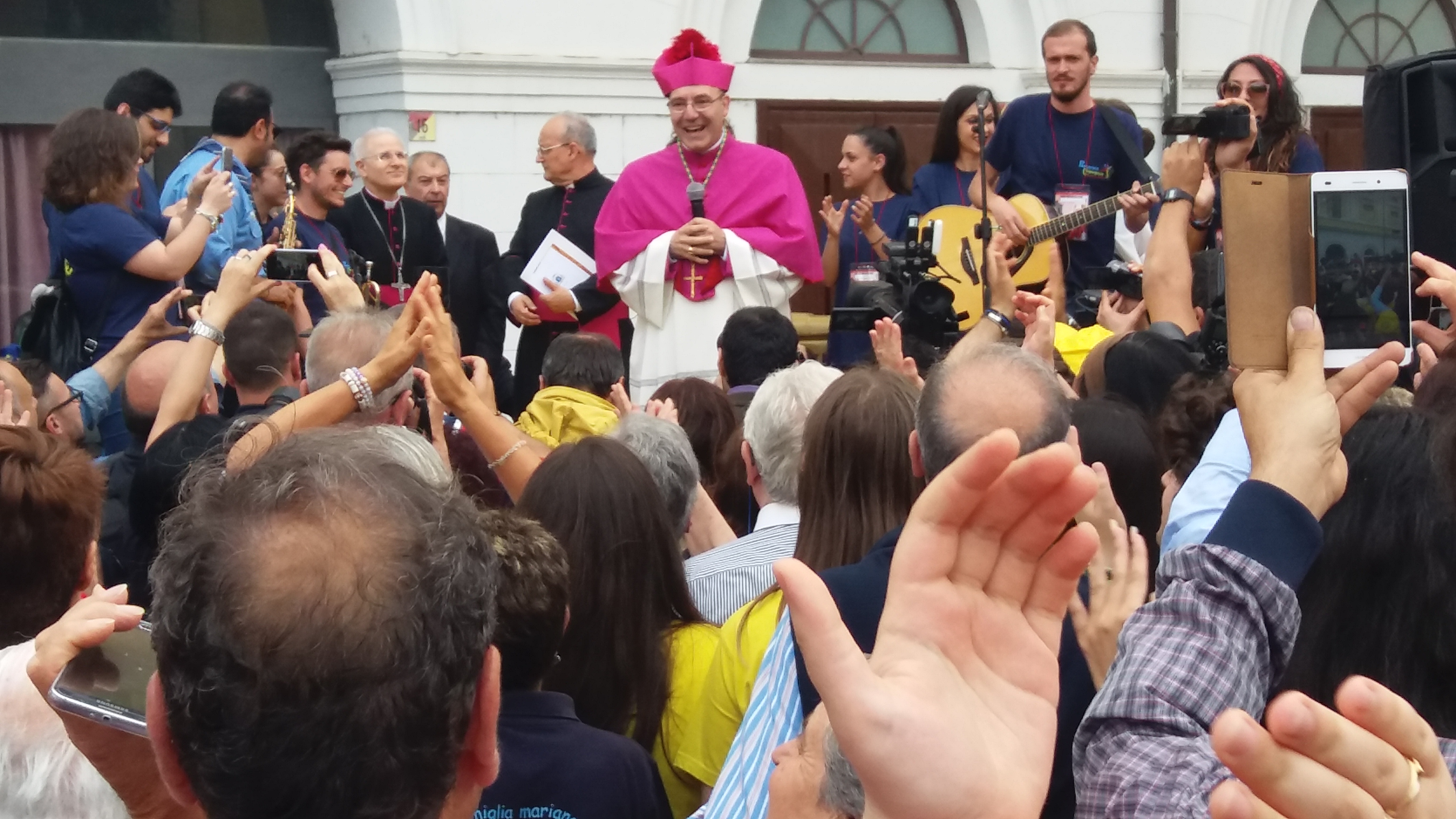 Il 29 giugno, Accrocca riceve il pallio da Papa Francesco