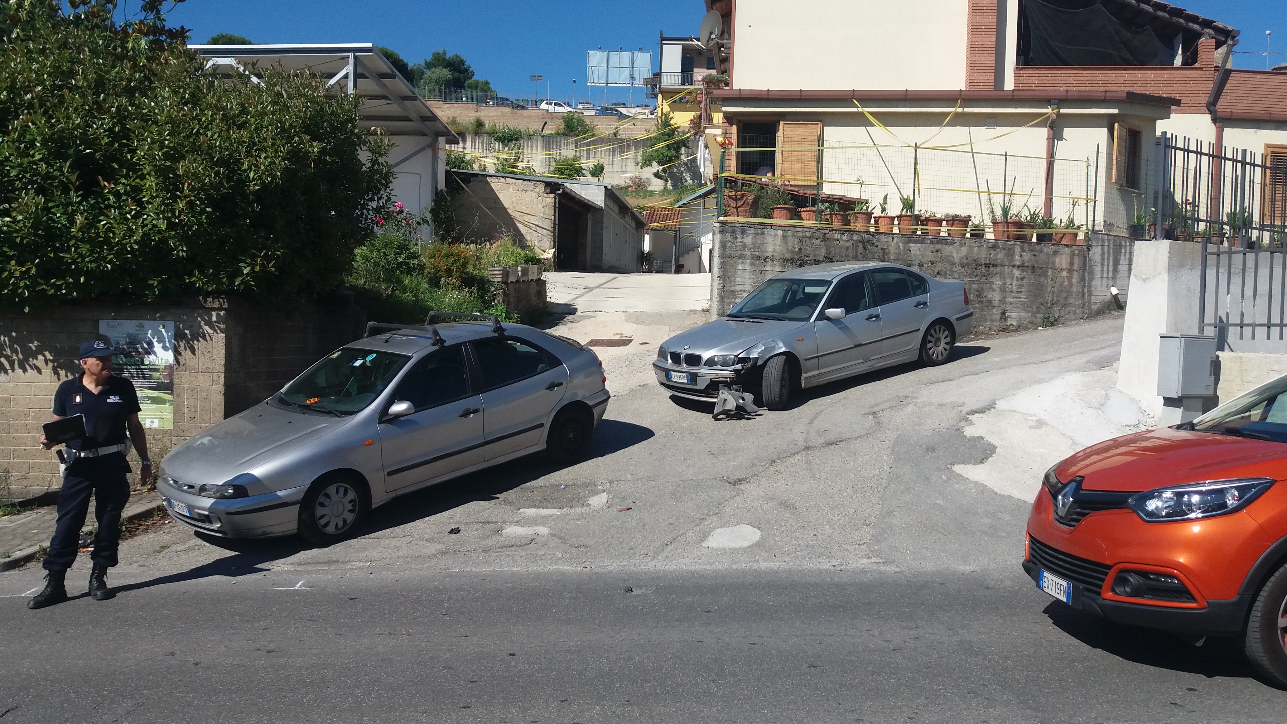 Via Bachelet, scontro fra tre auto. Nessun ferito