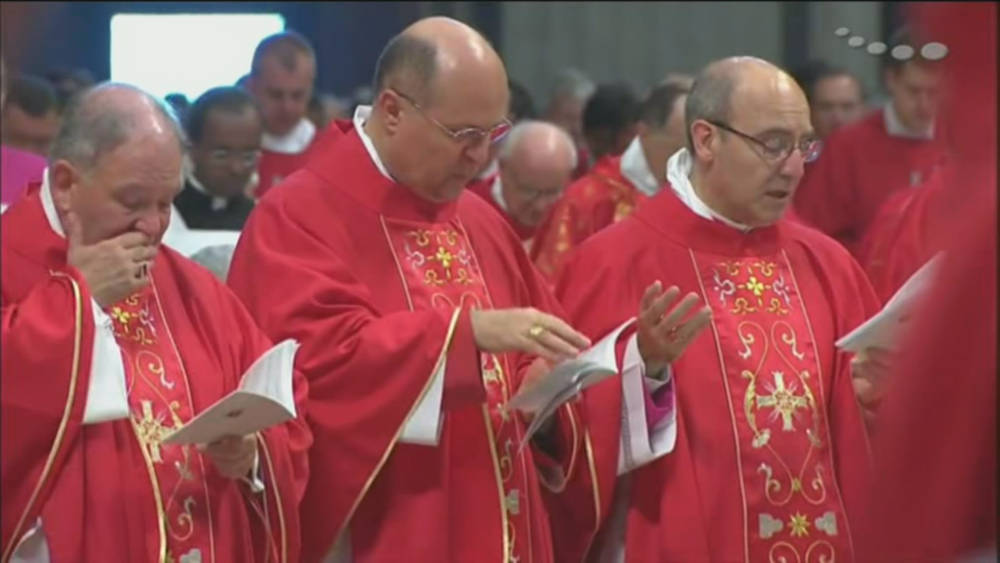 Mons. Accrocca riceve il Pallio da Papa Francesco