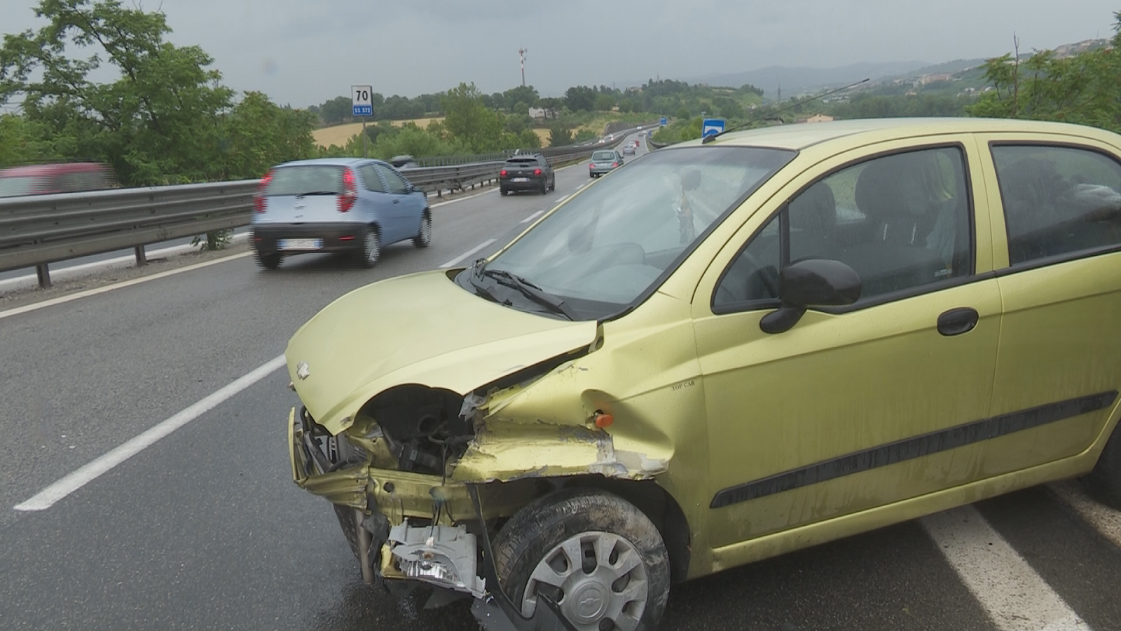 Auto contro guardrail, illeso il conducente