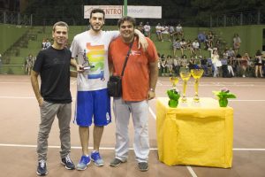 20160710Cosimo Cavalluzzo premia Vincenzo Cavalluzzo come Miglior Realizzatore del torneo di basket