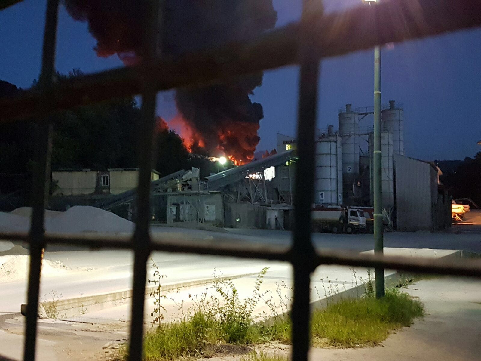 A fuoco autodemolizione sulla variante di Avellino: rischio nube tossica