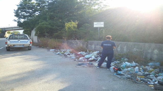 Rifiuti a cielo aperto sulla Provinciale 42. L’Enpa:  “se vedete denunciate”