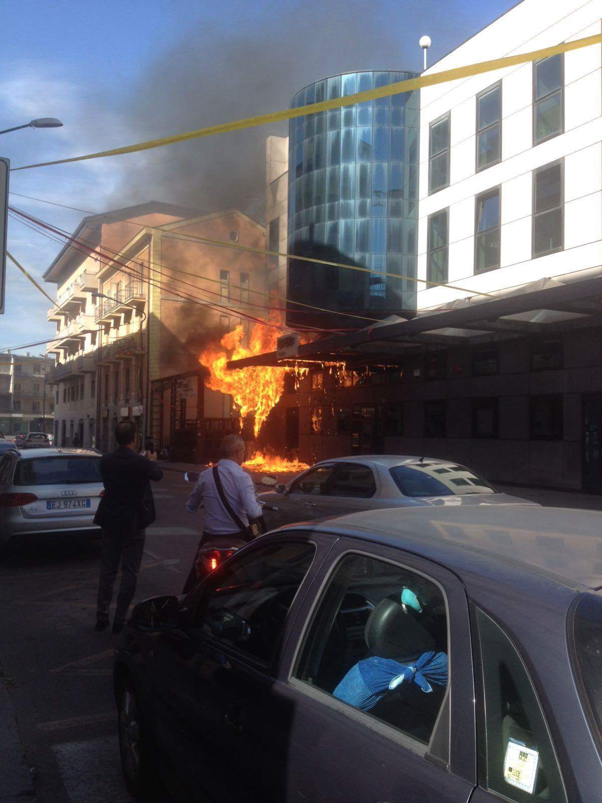 Fiamme nella sede della ex Banca della Campania