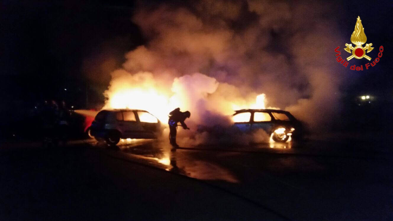 Incendiate due auto in città