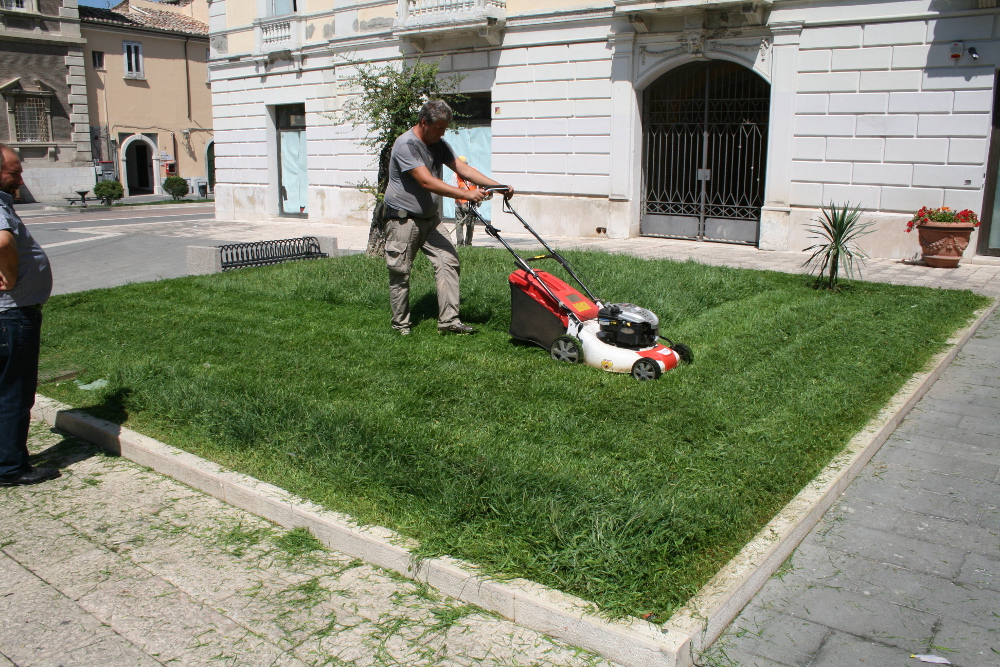 Verde e decoro pubblico, continuano i lavori di pulizia in città