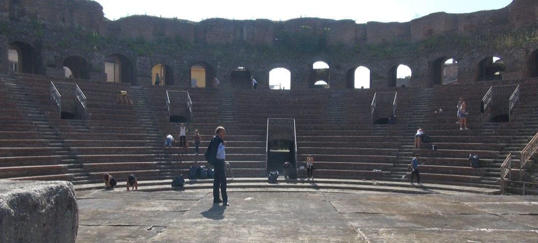 Gli artisti ripuliscono il Teatro Romano