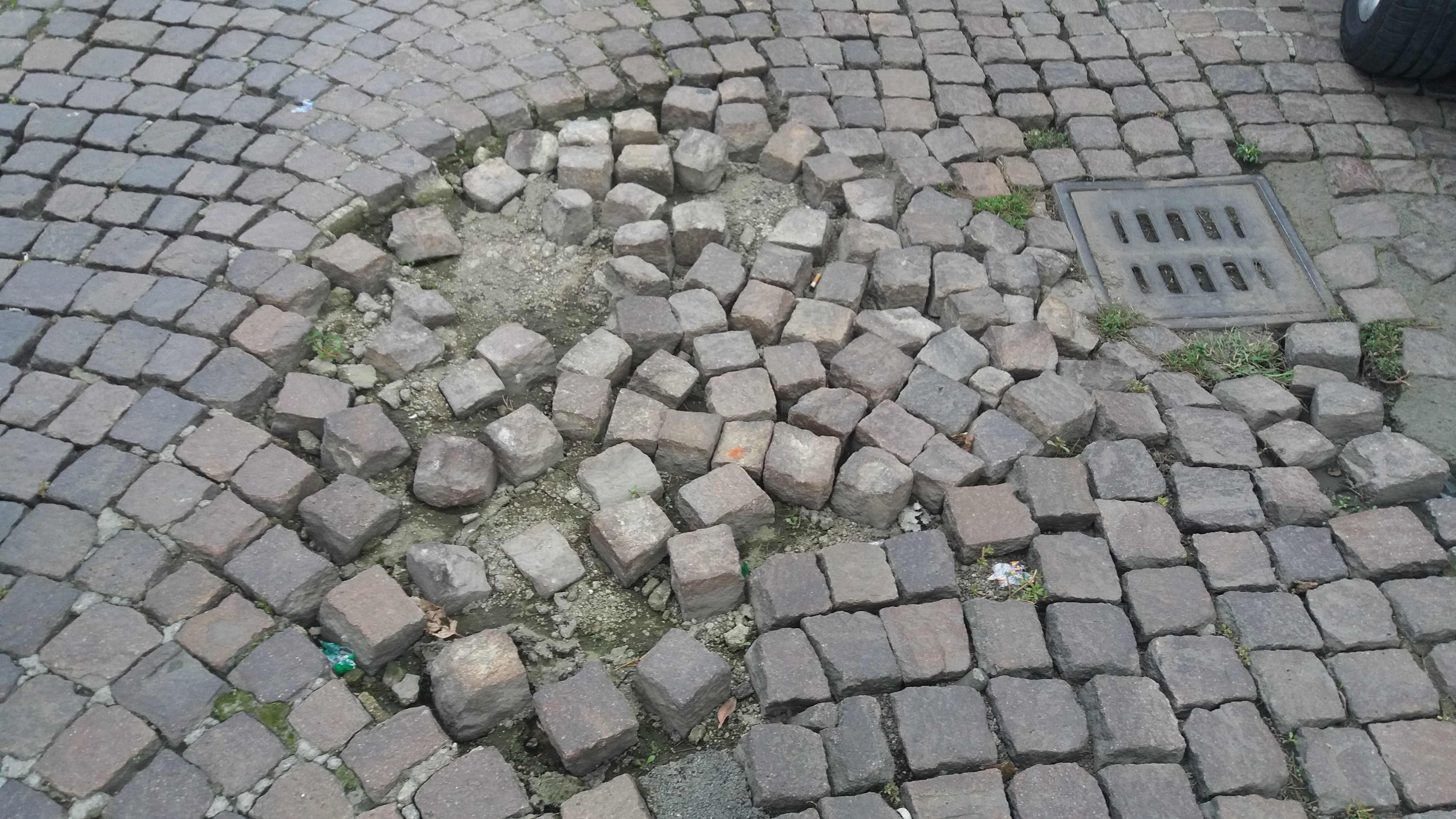 Benevento| Piazza Risorgimento tra buche e cassonetti “scassati”