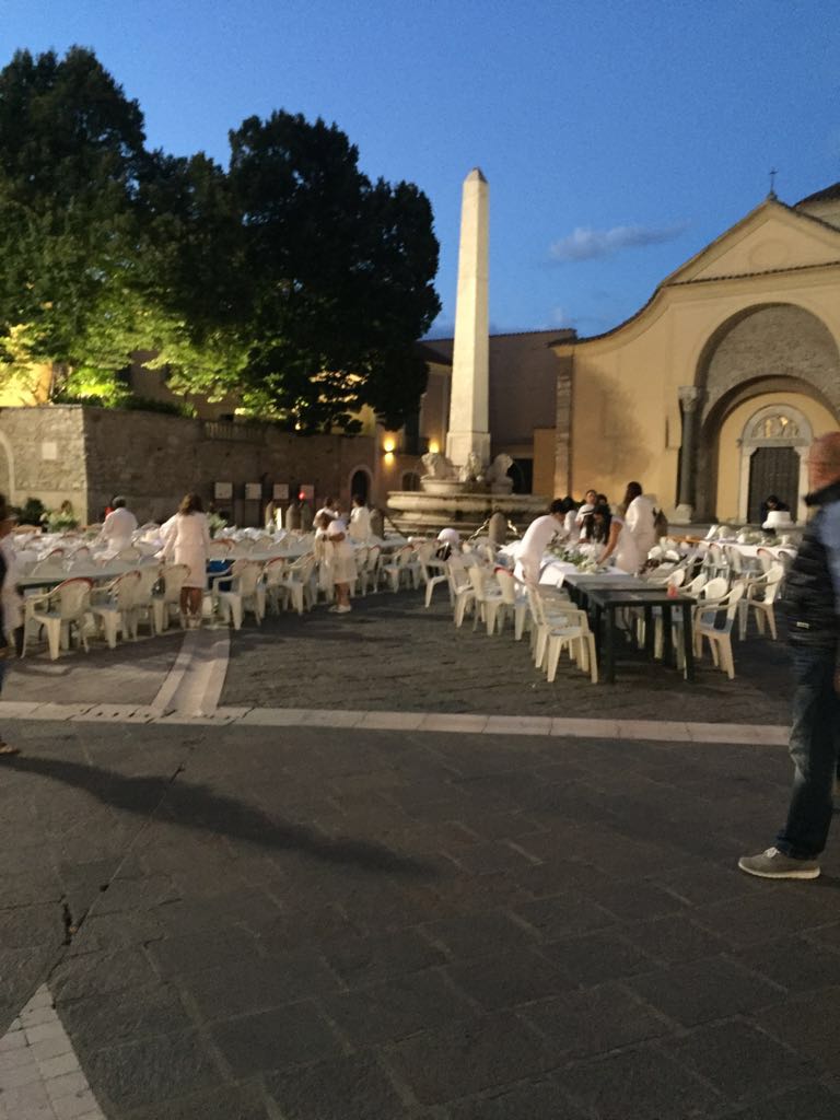 Cena in bianco: tutto pronto al Corso Garibaldi/FOTO