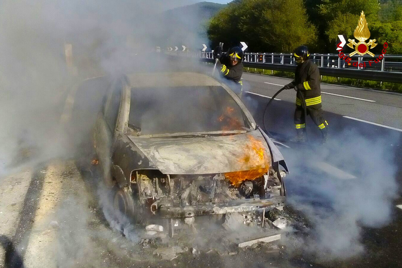 Autovettura prende fuoco sulla A16. Per gli occupanti solo tanta paura