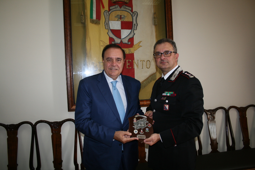 Il Sindaco saluta il Colonnello Vasaturo