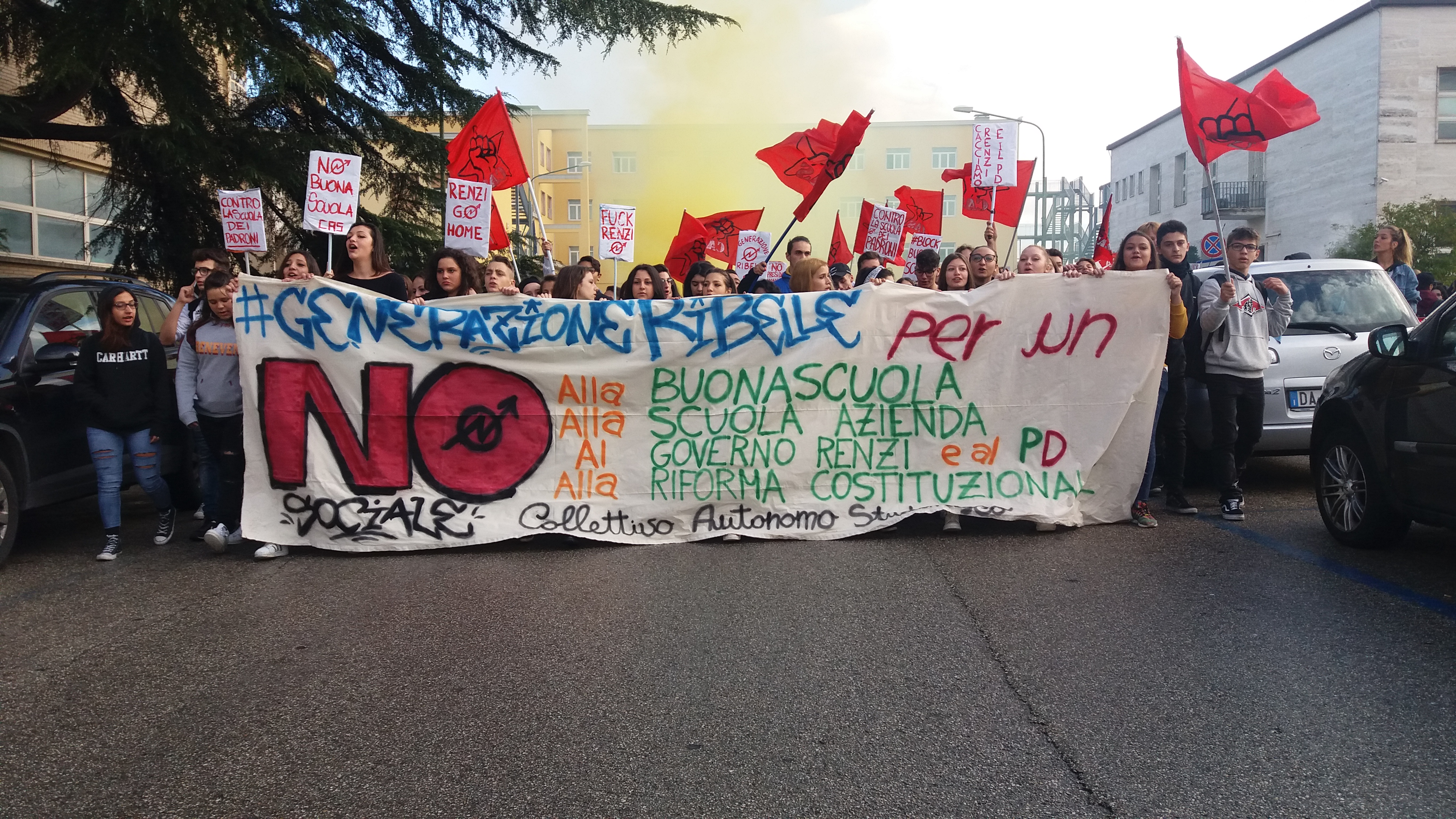 Renzi a Benevento, protestano i movimenti