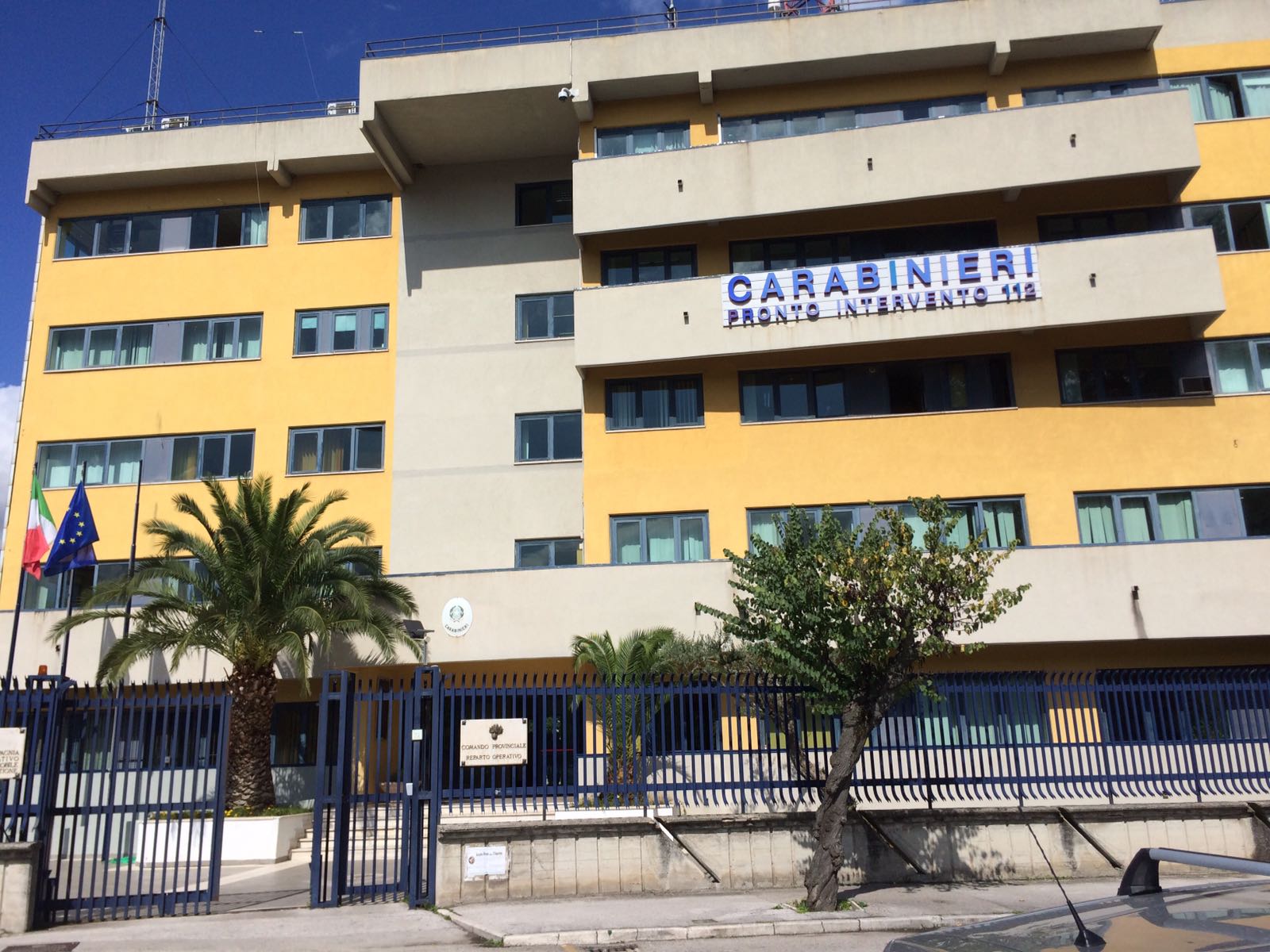 Simula scippo per nascondere alla famiglia soldi persi al gioco, denunciata