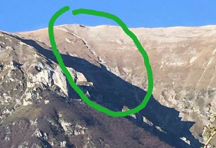 Il sisma “spacca” la montagna/Foto