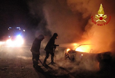 Fiamme in un’auto nei pressi del Teatro Romano