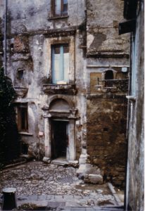 chiesa-san-nicola-dei-greci-esterno-particolare-prima-del-sisma-80-foto-www-avellinesi-it