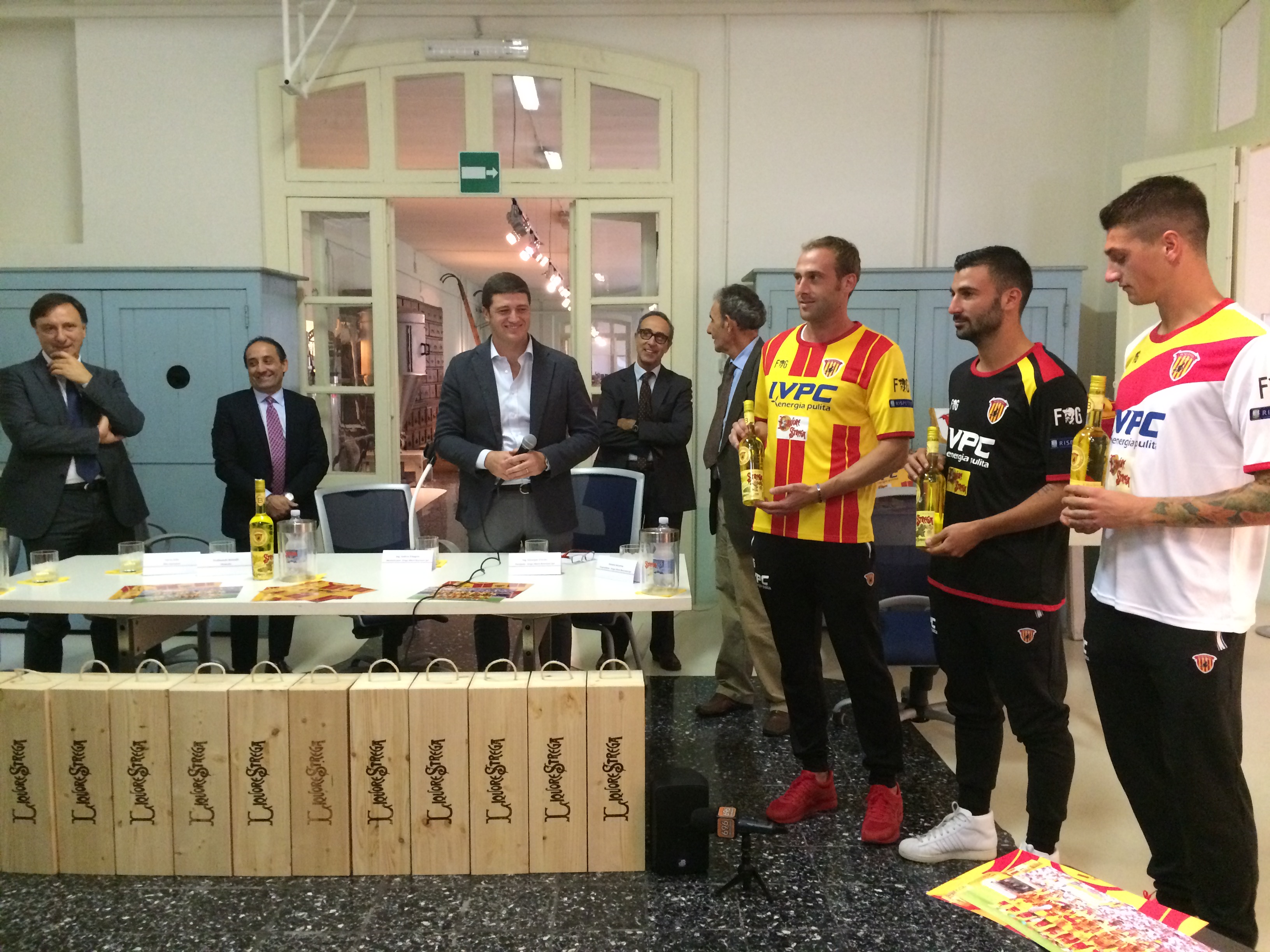 Benevento| La squadra giallorossa e Liquore Strega di nuovo insieme: presentata la bottiglia celebrativa