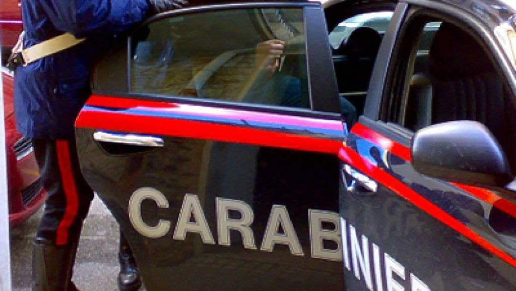 Irrompe al Comune e minaccia i dipendenti, arrestato