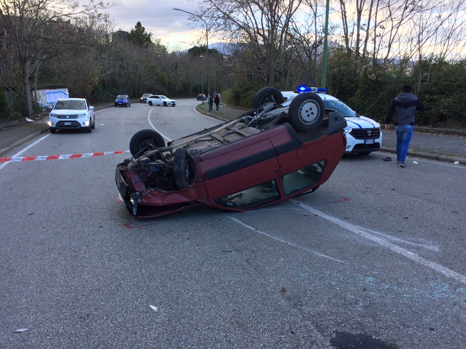 Benevento| Via Schipa: sbanda e si ribalta, paura per una ragazza