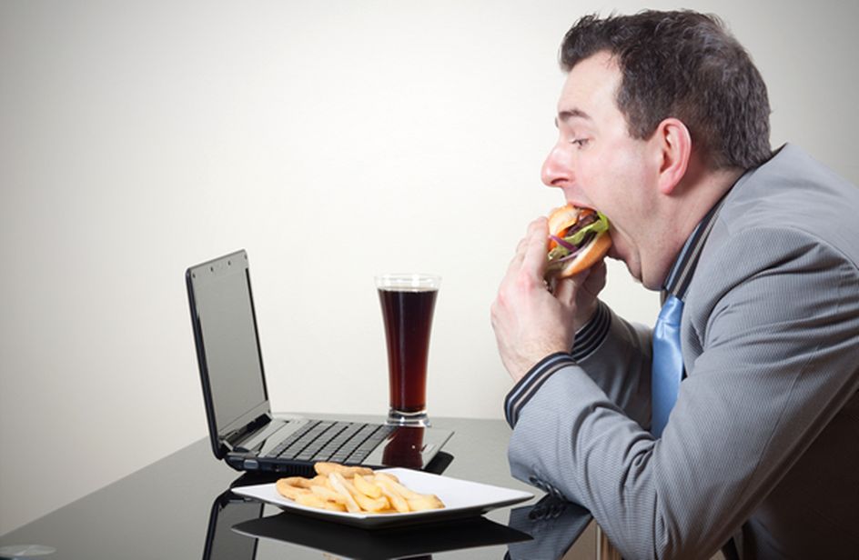 Mangiare male e in fretta al lavoro taglia 20% produttività