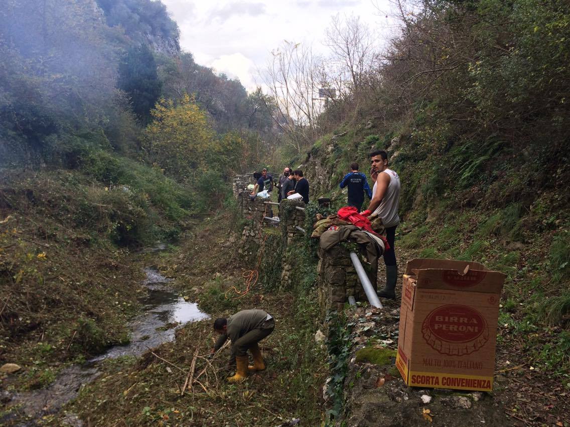 San Martino V. C.| Volontari si mobilitano per ripulire il torrente