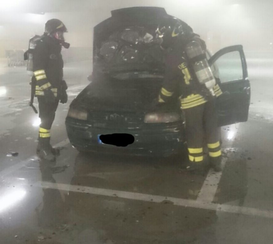 Benevento| Auto incendiata nel parcheggio del centro commerciale Buonvento
