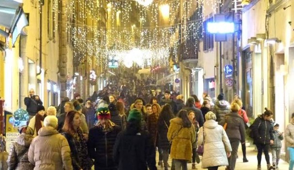 Natale, al via la corsa ai regali