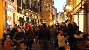 Natale, gli italiani spenderanno 232 euro a famiglia