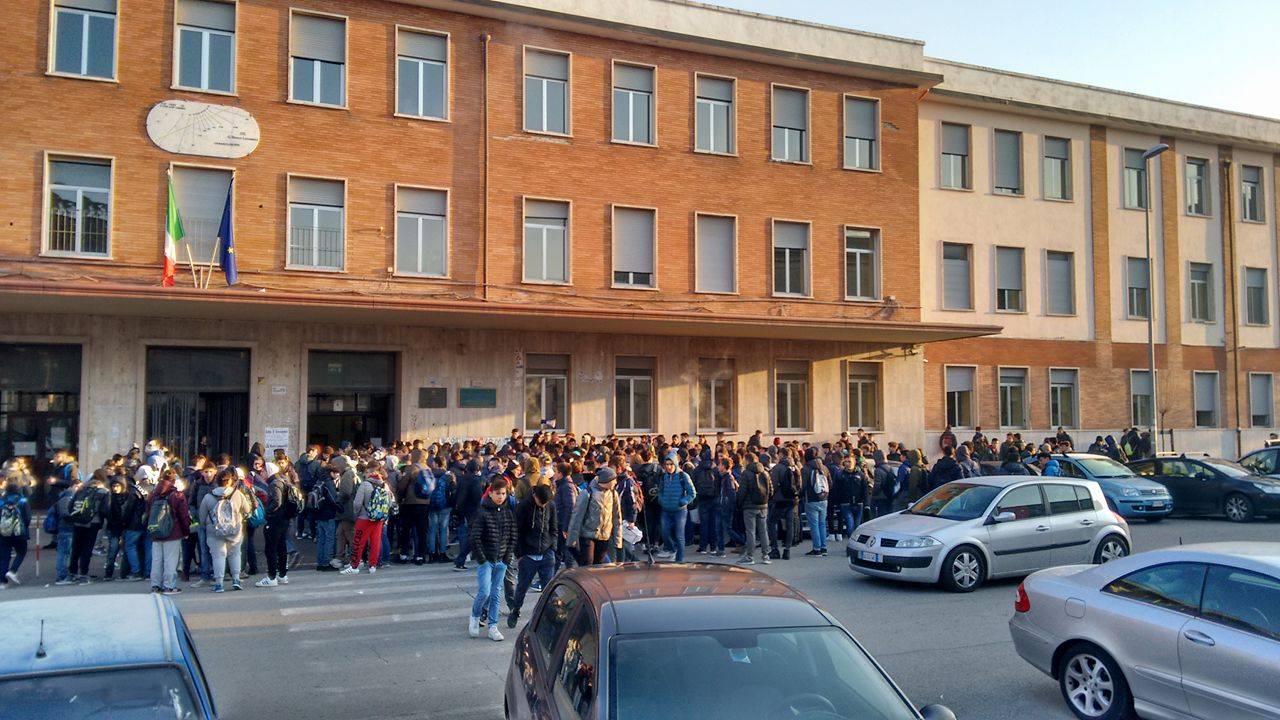 Benevento| Il NO del Collettivo scende nelle scuole