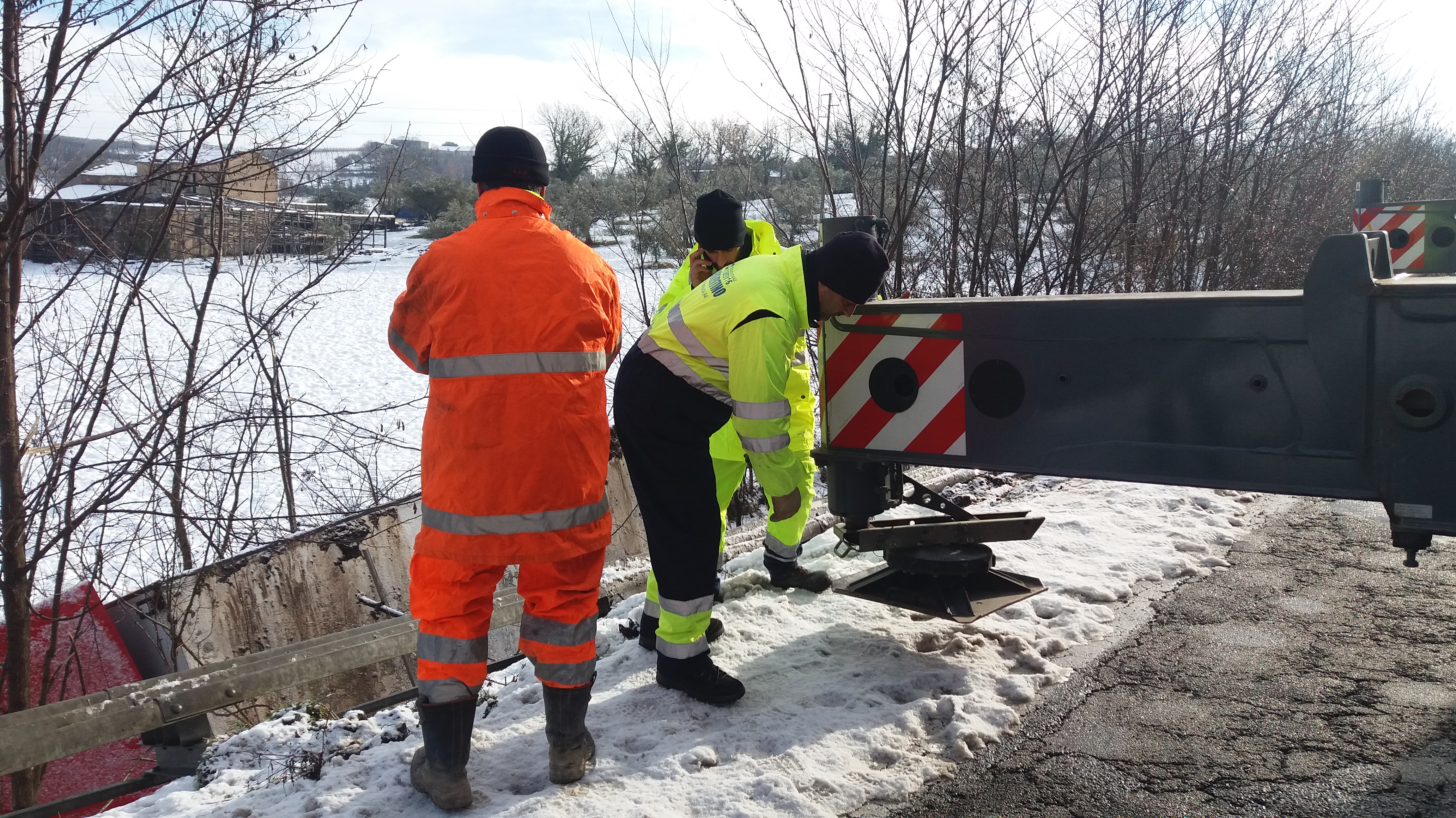 Al via le operazioni di rimozione del camion sul tratto San Giorgio del Sannio- Benevento/FOTO