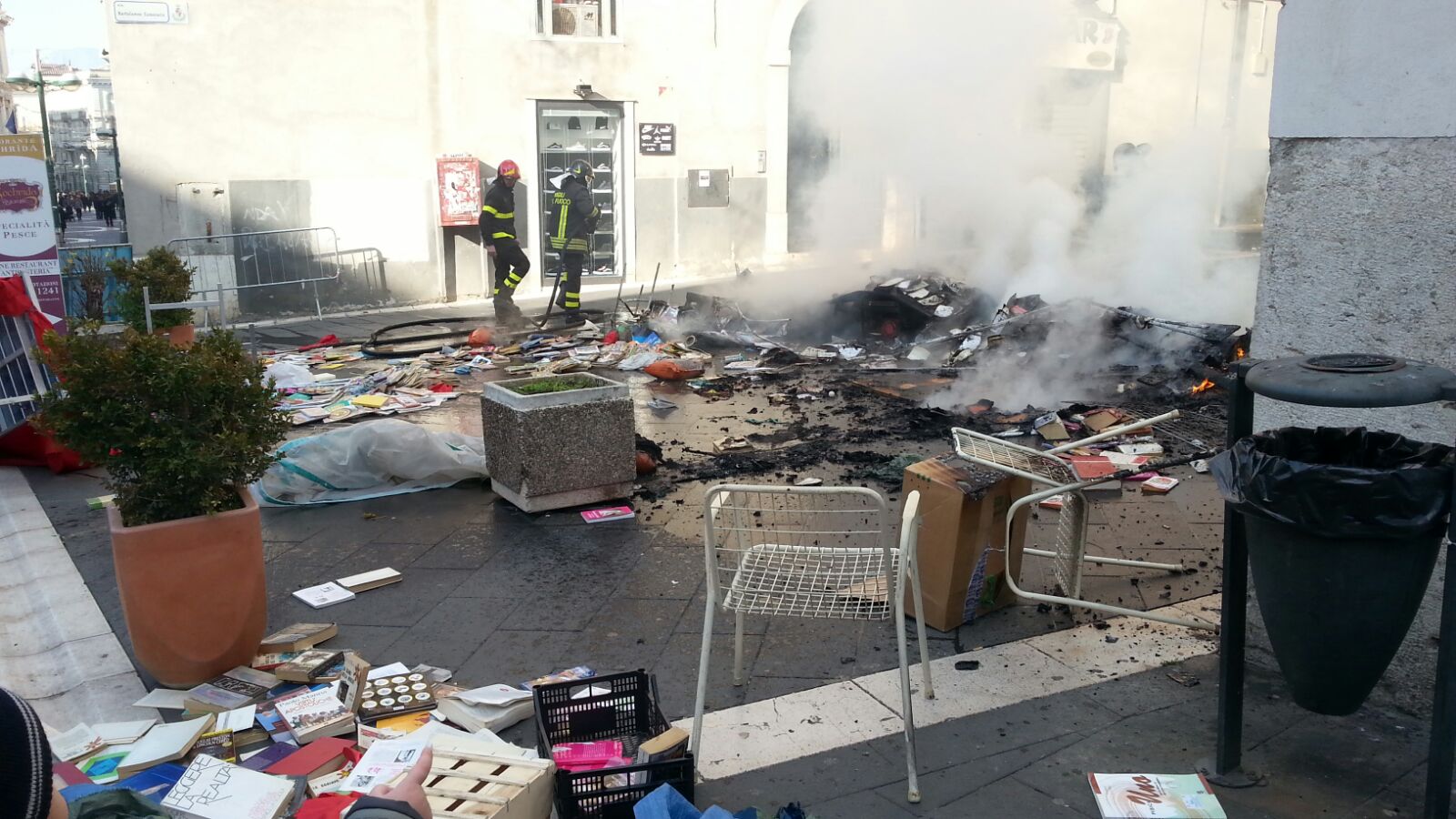 Benevento| Fiamme al Corso Garibaldi, rogo distrugge la bancarella di libri/FOTO