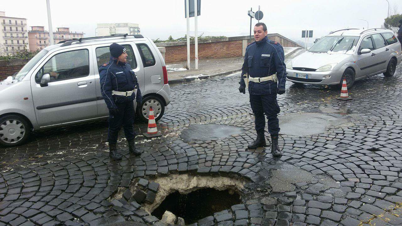 Benevento| Voragine si apre in via del Pomerio