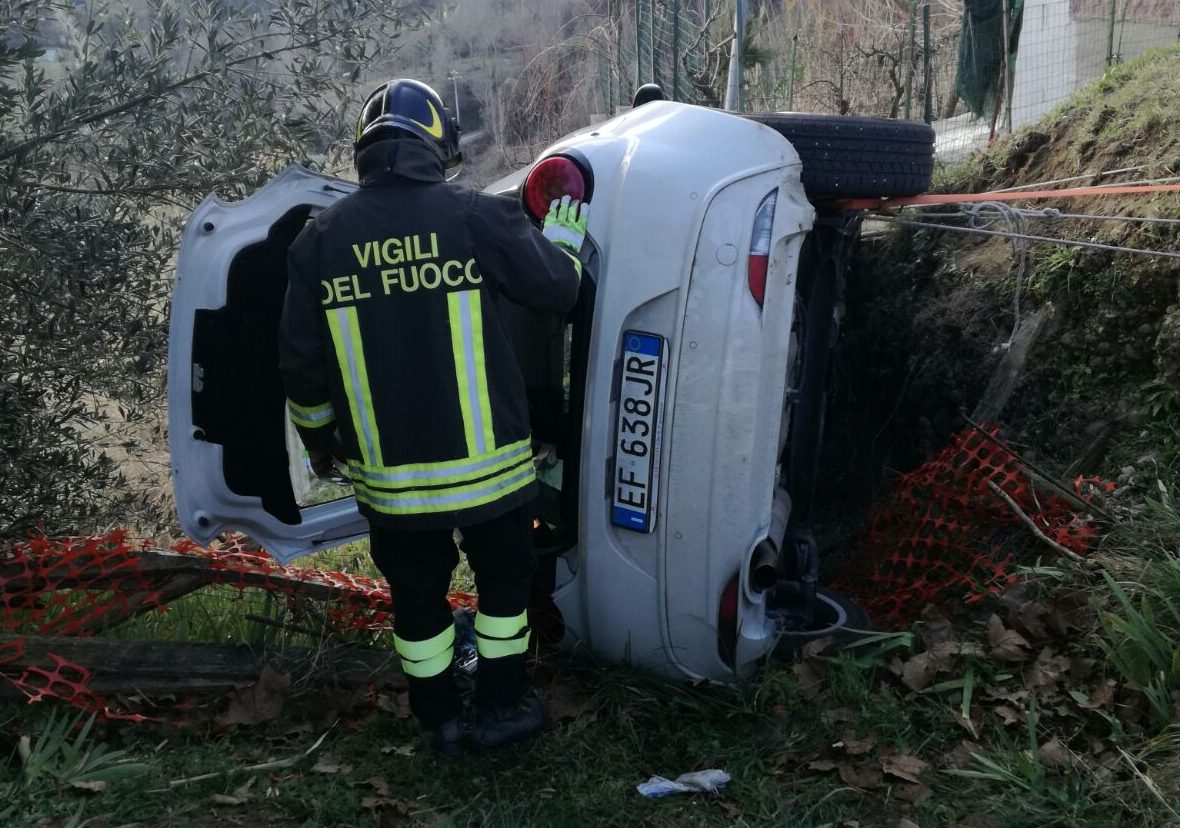 Ceppaloni| Auto in bilico su burrone, anziano ricoverato al Rummo