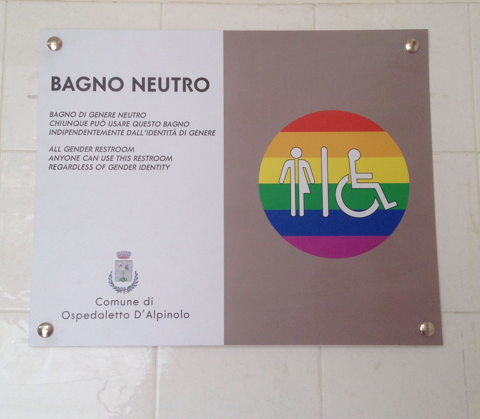 Primo bagno gender, l’inaugurazione in occasione della juta dei femminielli