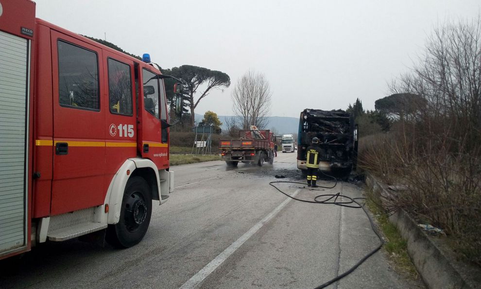 Dugenta| Paura sulla Fondovalle Isclero, fiamme nel pulman dell’Eav