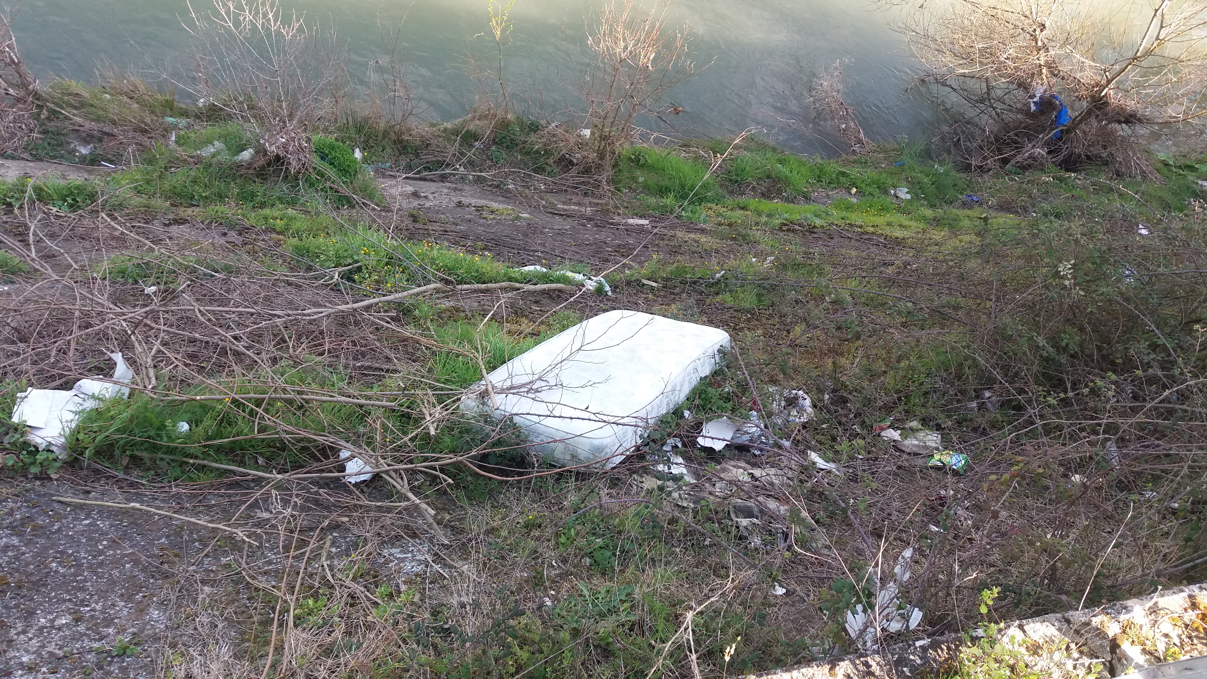 Benevento| Discarica a cielo aperto in via De Rienzo al Rione Libertà/FOTO