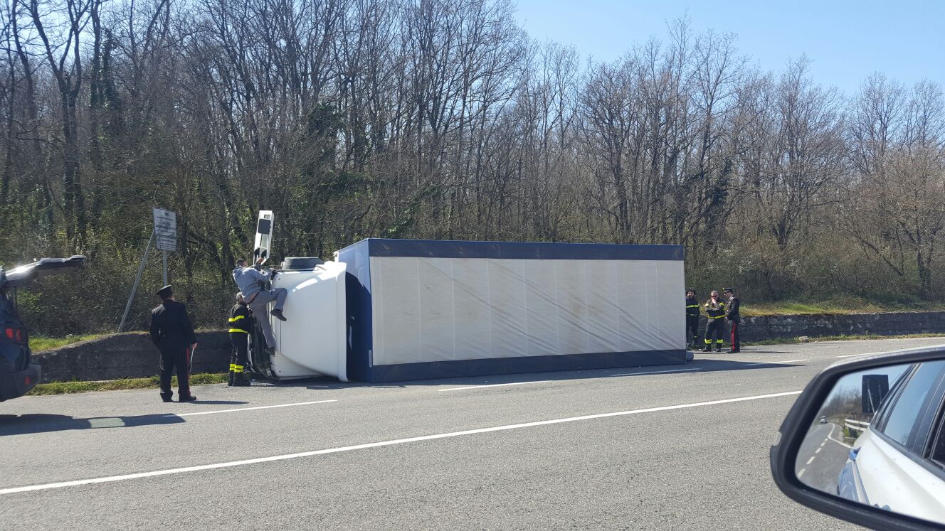 Benevento| Camion si ribalta su SS 87