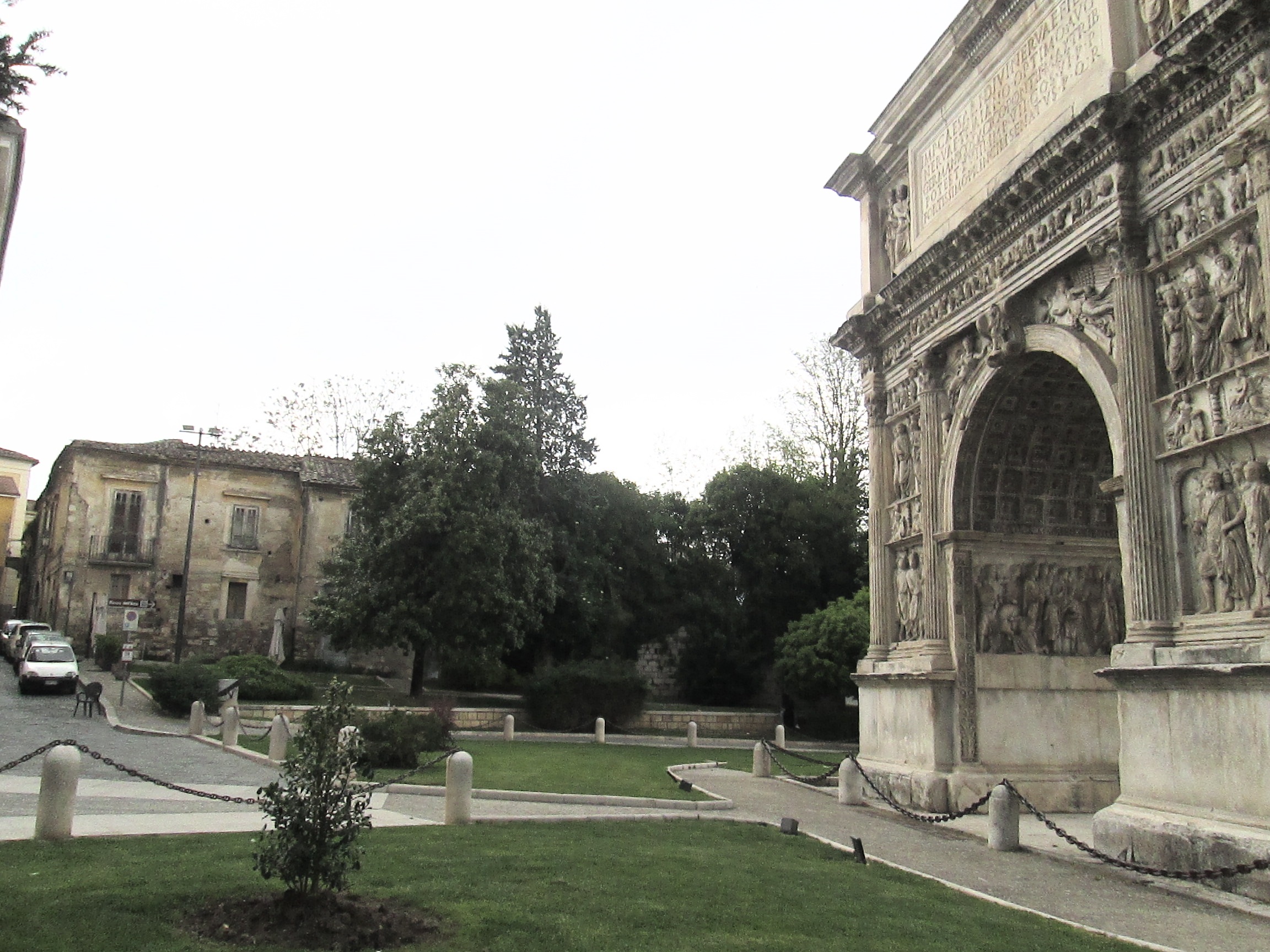 Benevento| Archeoclub denuncia lo stato fatiscente del fabbricato dinanzi l’Arco di Traiano