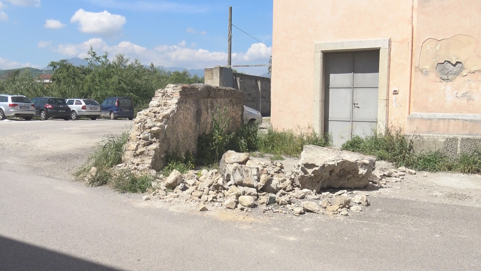 Benevento| Muro crollato in via Appio Claudio tra indifferenza e…incuria