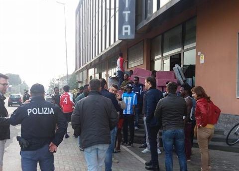 Migranti, protesta a Rotondi