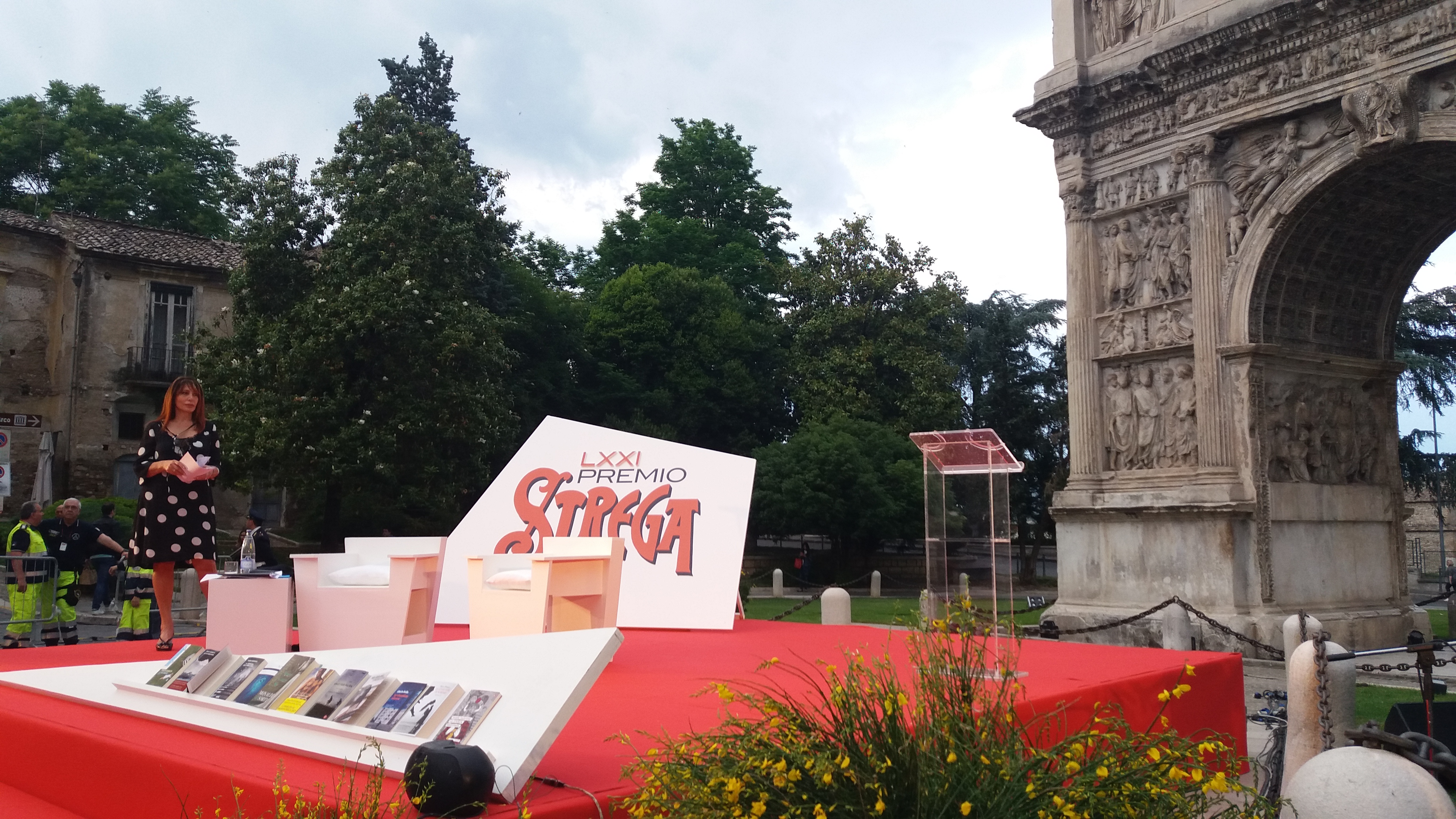 Benevento| Premio Strega tra Arco e ombrelli