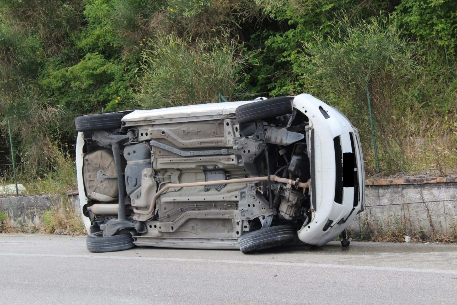30enne si ribalta con l’auto, riporta lievi ferite, è sotto shock