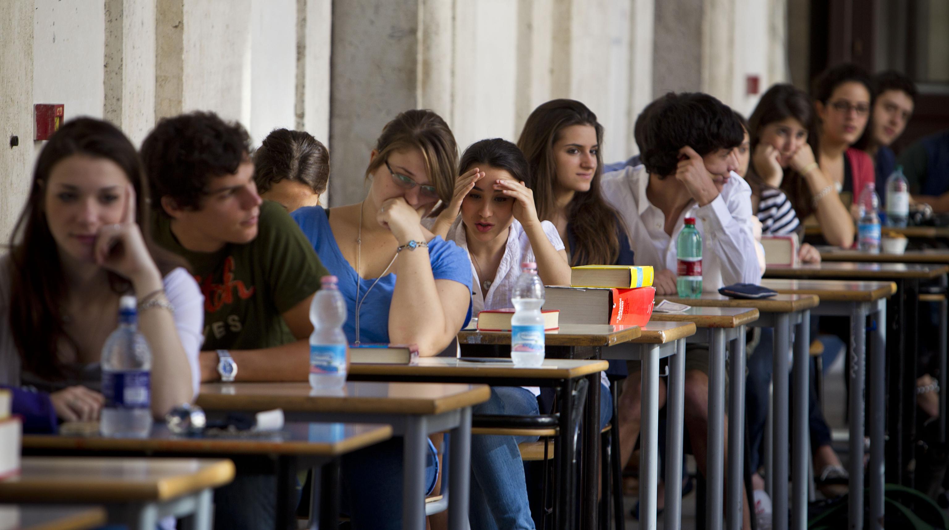 Avellino| Maturità, il vescovo Aiello organizza la “notte prima degli esami”
